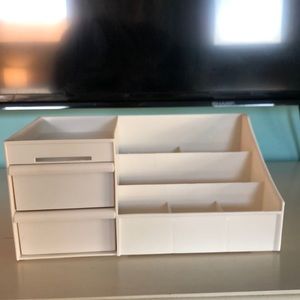 White organizer